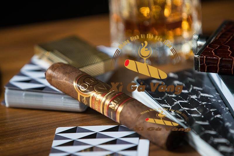 Cận cảnh điếu Oliva Serie V Melanio Robusto được cuốn thủ công